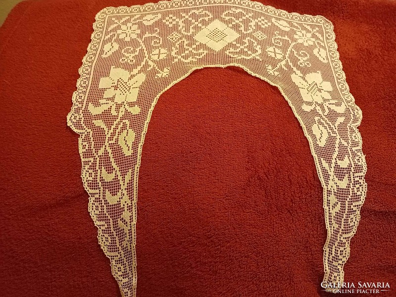 Old lace collar