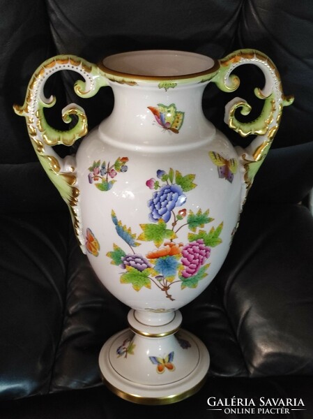 Decorative vase from Herend, painted with a victorian pattern, with acanthus leaf ears. 42 Cm..