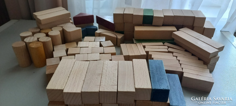 131 darab fa építőkocka vegyesen, eredeti doboza nélkül