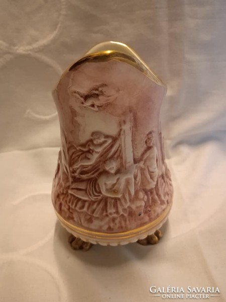 Earthenware spout with an embossed scene pattern