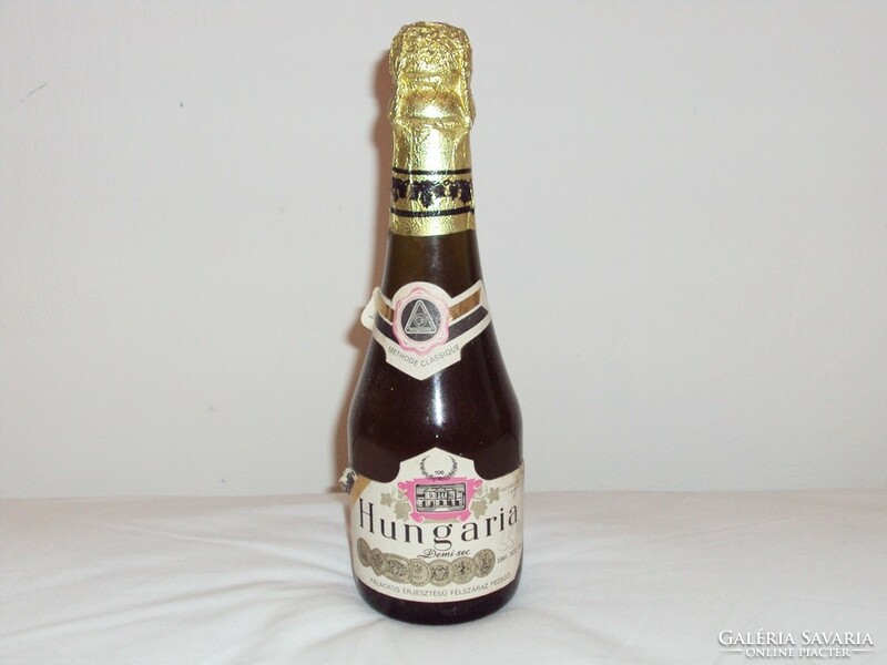 Retro Hungaria pezsgő üveg palack -  1980 december 10. dátum Születésnapra! Bontatlan, ritkaság