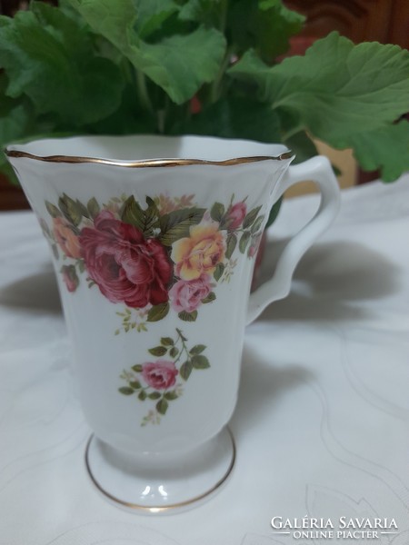 Gyönyörű talpas  rózsás forrócsokis angol porcelán csésze.
