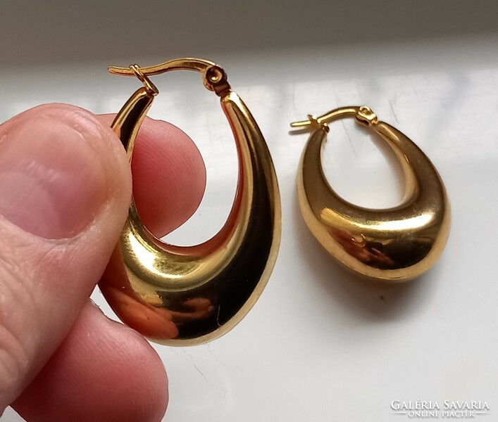 18Kt..Gold-plated hoop earrings.