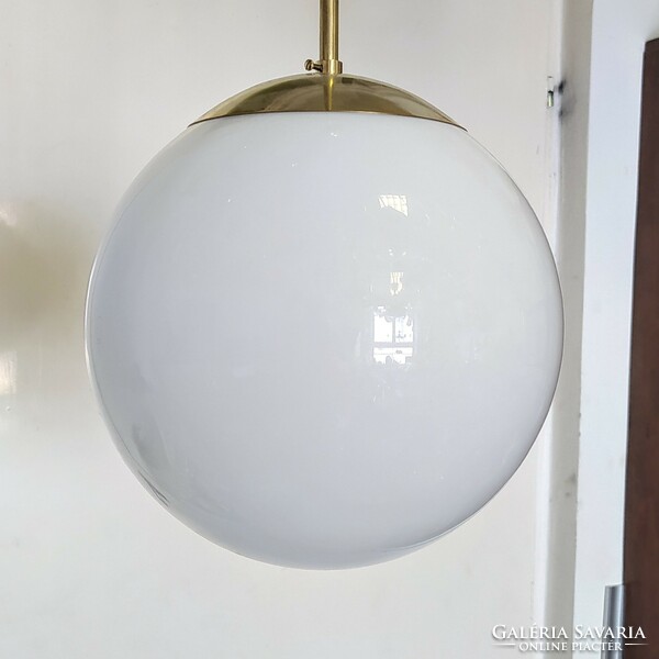 Bauhaus - Art deco réz mennyezeti lámpa felújítva - tejüveg gömb búra