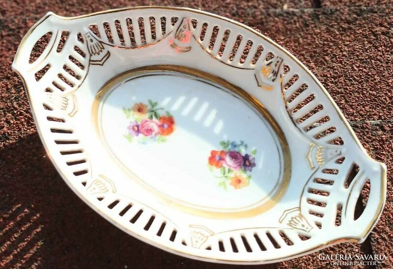 Bowl with a flower pattern openwork rim