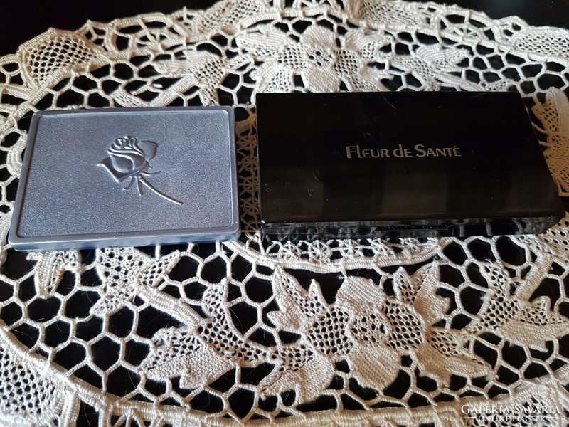 Kozmetikai készlet Fleurde Santé és kis rózsás tükör  ajándékba.