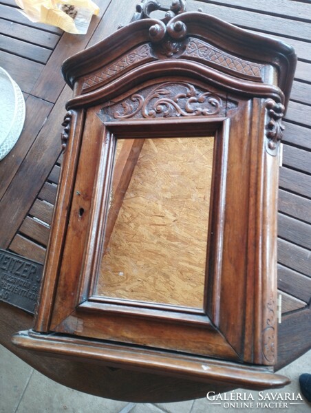 Old small-sized jewelery cabinet, wall-mounted case.