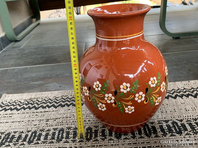 Large glazed vase from Hódmezővásárhely with a circle of painted flowers, 31 cm.