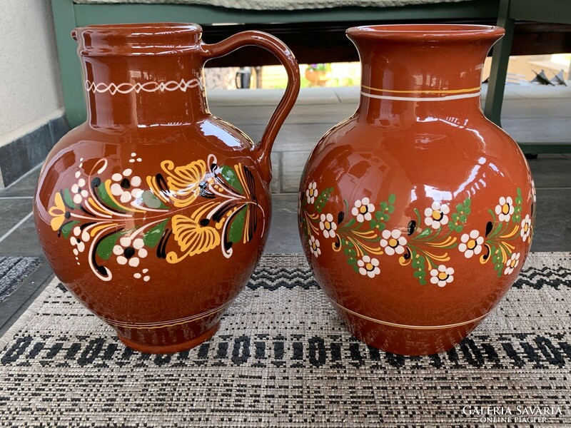 Large glazed ceramic jug from Hódmezővásárhely with a flower decoration painted in a circle, 32 cm.