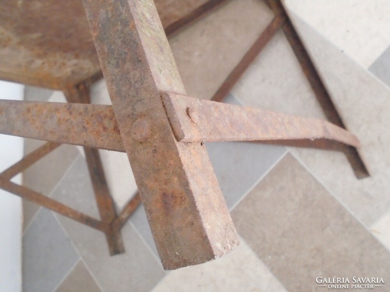 Antik régi szegecselt vas asztal állvány