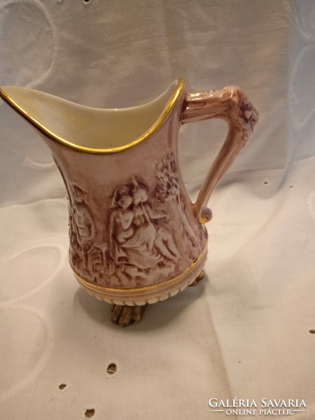 Earthenware spout with an embossed scene pattern