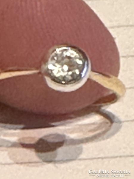 Nagyon szép antik aranygyűrű szép fehér zafirral diszitve eladó!Ara:39.000.-