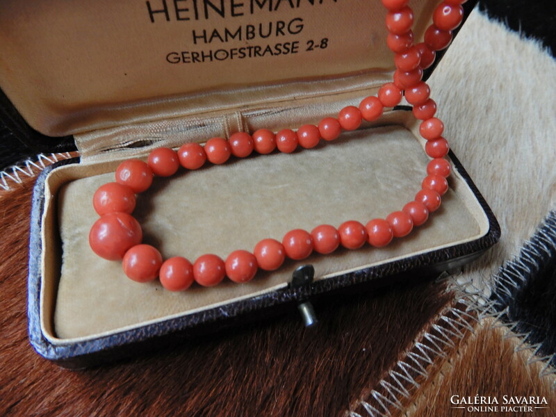 Antique red noble coral string of pearls with gold-plated clasp