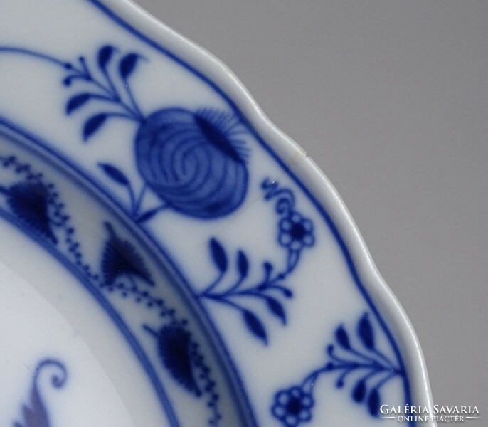 1Q958 pair of antique blue and white porcelain plates with Meissen onion pattern 25 cm