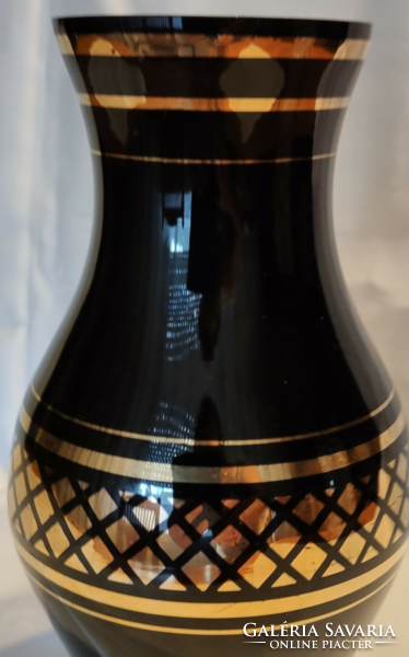 Fekete váza arany díszítéssel