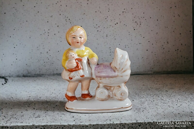 Antik bájos porcelán babakocsis kislány figura