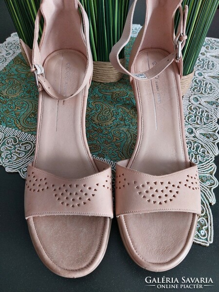 Brand new ecco powder pink high heel sandals
