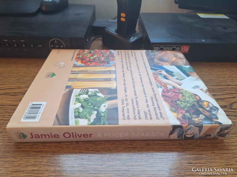 Jamie Oliver: A ​pucér szakács.  4500.-Ft