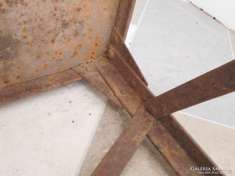 Antik régi szegecselt vas asztal állvány