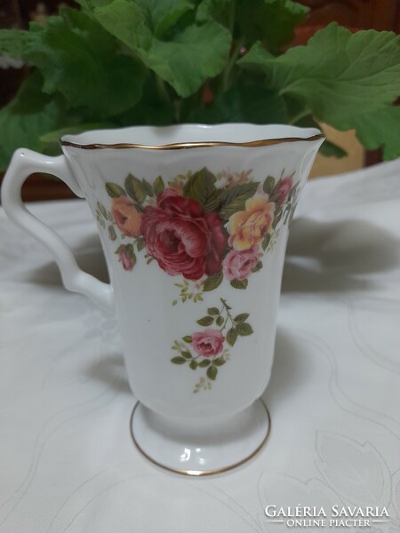 Gyönyörű talpas  rózsás forrócsokis angol porcelán csésze.