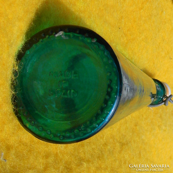 Zöld színű kis csatos üveg.