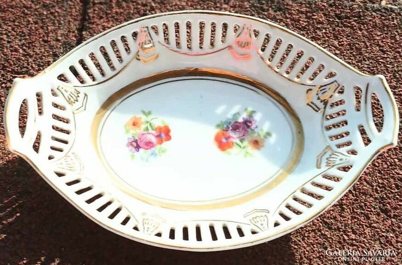 Bowl with a flower pattern openwork rim