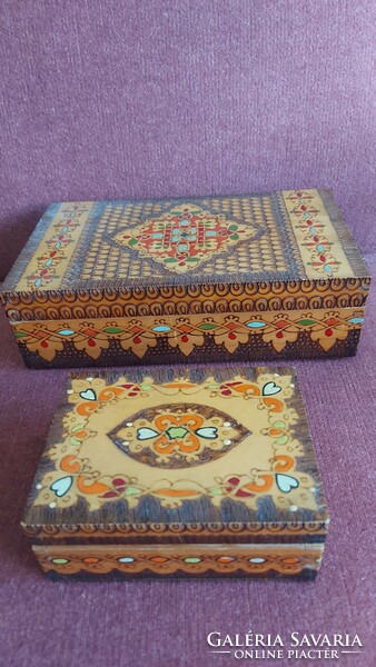 The box is made of 2 pieces of wood with a similar painted pattern