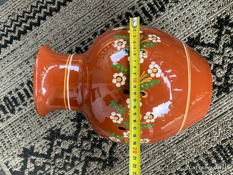 Nagyméretű Hódmezővásárhelyi mázas váza körben festett virág díszítéssel, 31 cm.
