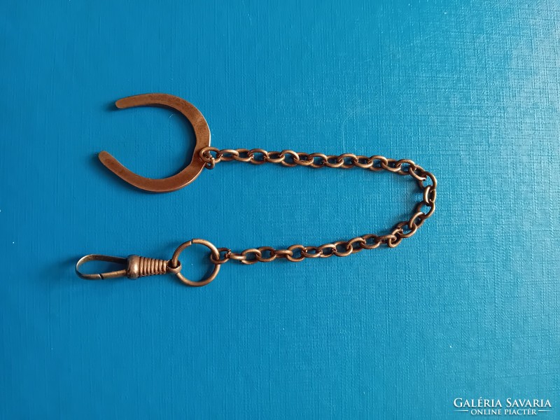 Pocket chain with lucky horseshoe