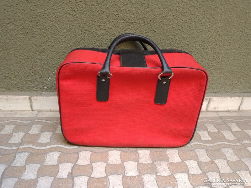 Régi retro kisebb méretű piros-fekete bőrönd 46x30x17 cm