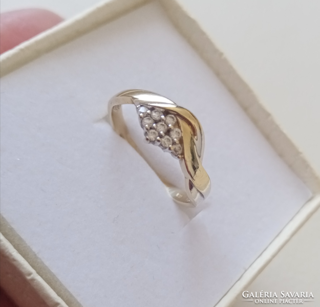 Beautiful 14 carat yellow-white gold stone ring