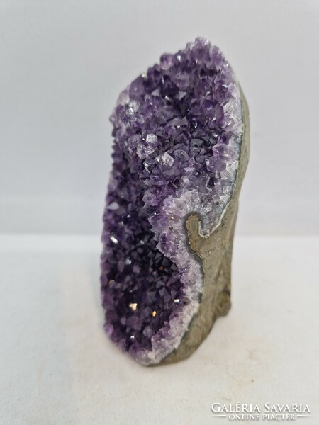 Amethyst mineral drusen