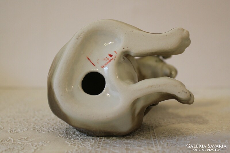 Crying porcelain bear figure / nipp