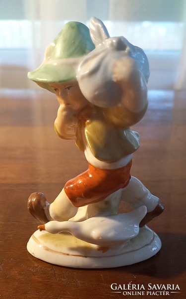 Kisfiú batyuval, libával porcelán figura