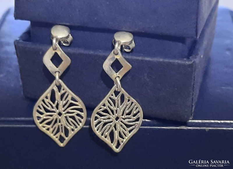 Silver lace dangling earrings