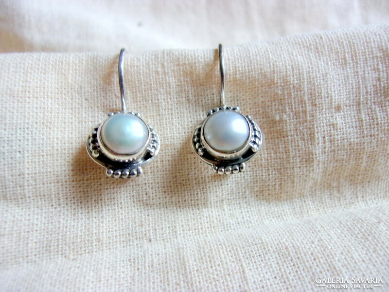 Silver earrings with freshwater pearl decoration