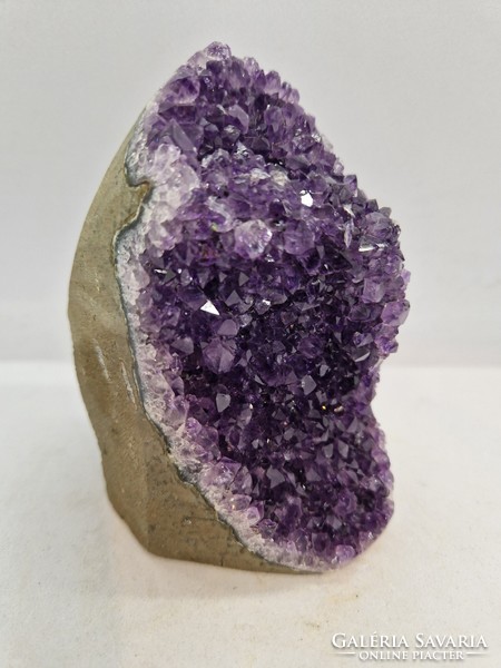 Amethyst mineral drusen