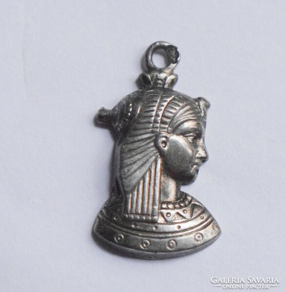 Kleopátra fémjeles ezüst medál , zsuzsu , egyiptomi 17 x 12 x 3 mm + karika