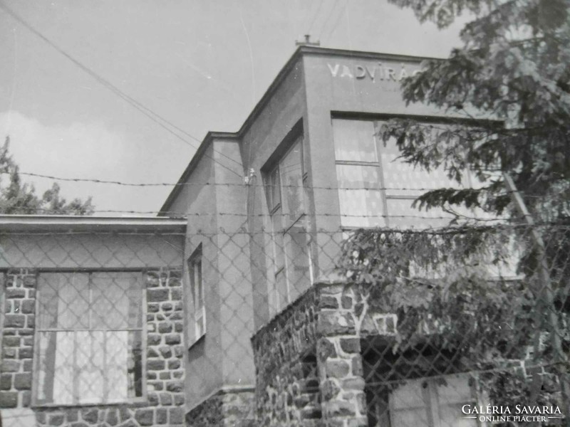 Mátraszentimre fotó, a háttérben a Vadvirág hotel, 1967-ból méret: 18 cm x 13 cm