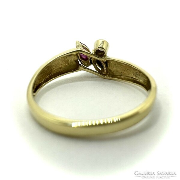 Sárga arany gyűrű gyémánttal, rubinnal és kék zafírral