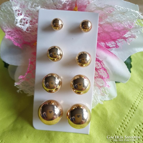 Ears 17 - 4 pairs of pierced gold-colored pearl earrings
