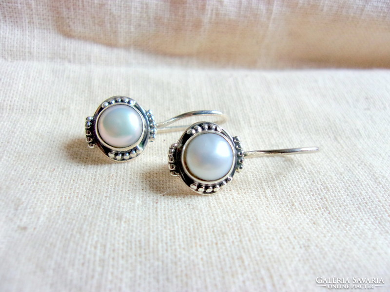 Silver earrings with freshwater pearl decoration