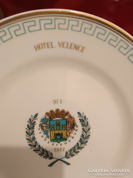 Hollóházi tányér szállodai felirattal