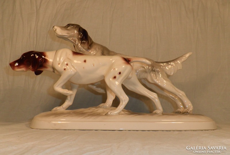 Faience hunting dogs. I also recommend it to hunters and collectors.