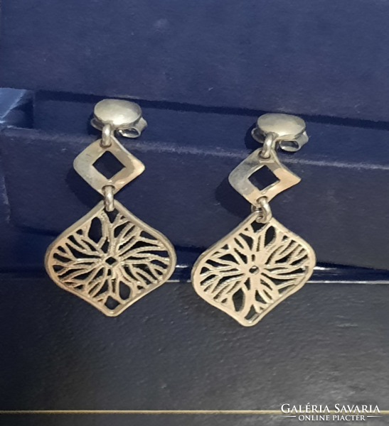 Silver lace dangling earrings