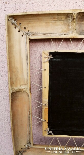 Bambuszkeretes Afrikai kézműves falikép, papirusz, és szalma dekorációval