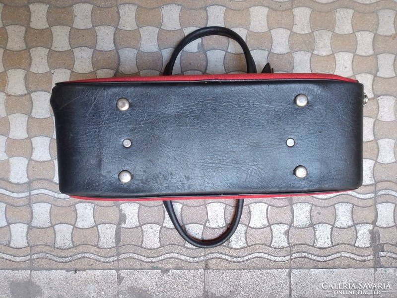 Régi retro kisebb méretű piros-fekete bőrönd 46x30x17 cm