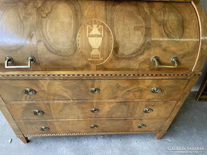 Plait cylinder writing chest