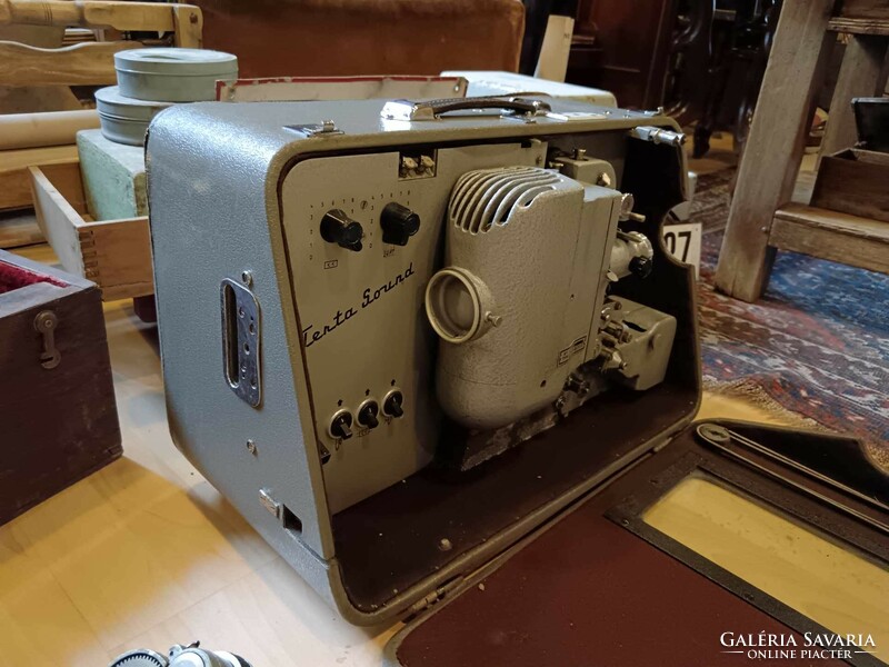 Mozgófilm vetítő, 20. század közepéről ,Magyar telefongyári gyártás, eredeti dobozában 16 mm-es