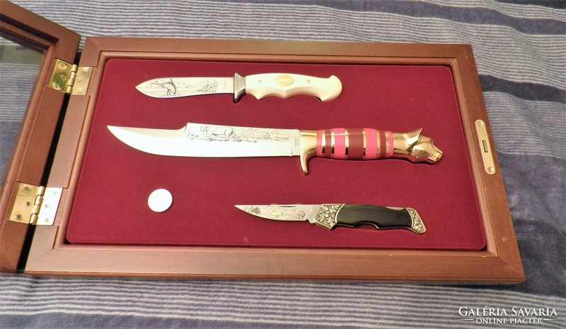 A collection of 18 hunting knives from 1989, in the original 3 display cases. Uncut!
